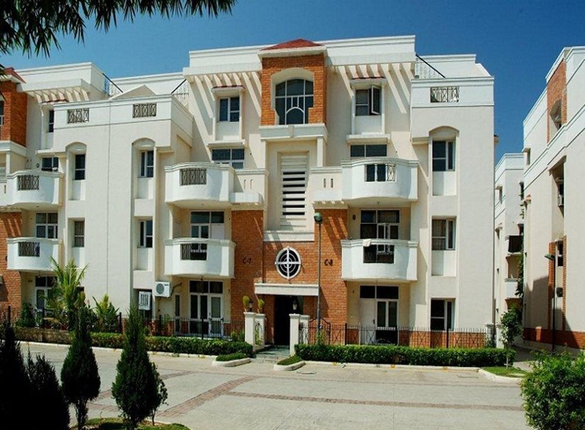 Elegant 4BHK, 1665 sq. ft. apartment in Eldeco Residency Greens, Greater Noida, featuring secure facilities, clubhouse, and green surroundings, available at Greaternoidaflats.com.